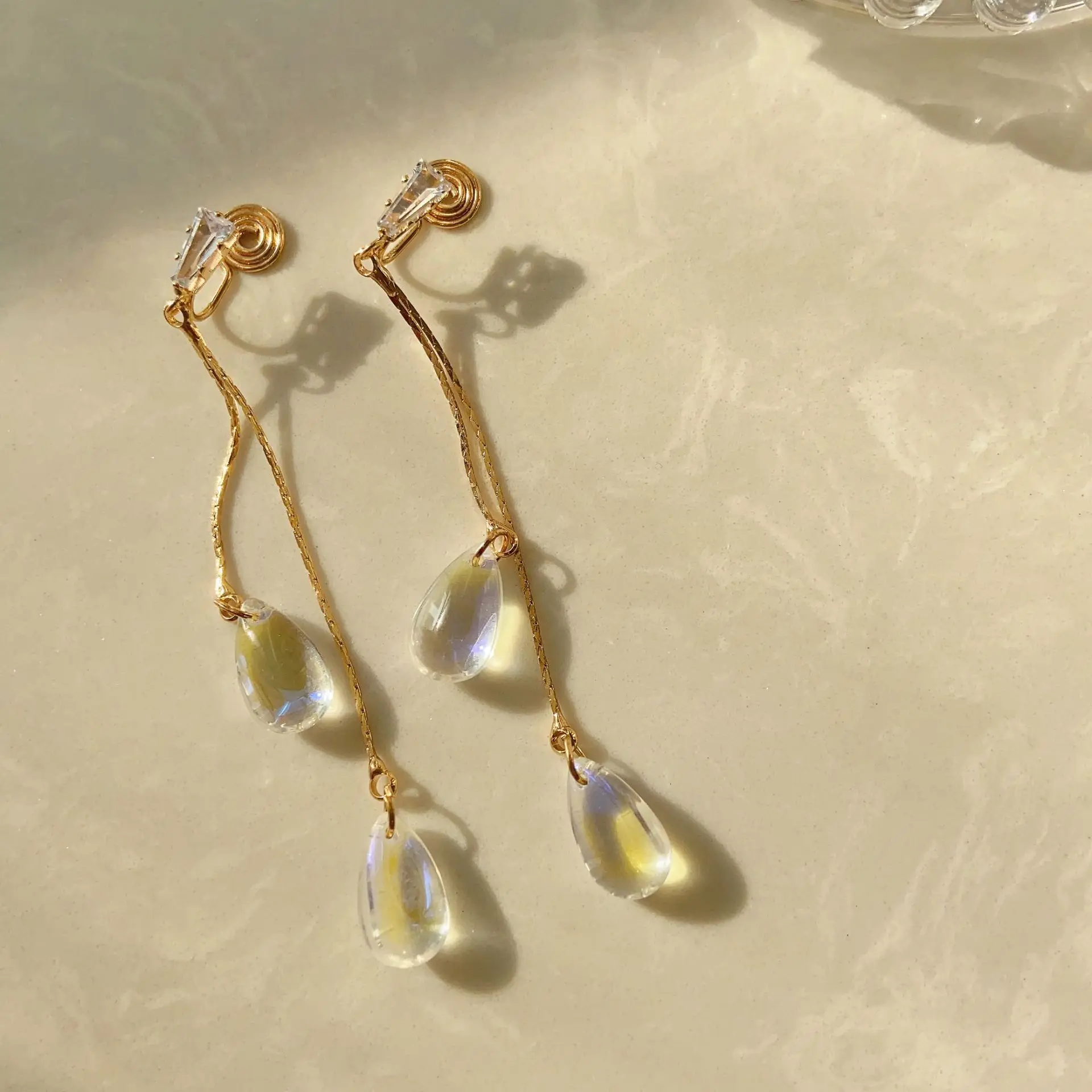 Tippet Line - まばゆいばかりのウォータードロップイヤークリップ、結婚式、古典的で気質のためのシンプルな長いラインのタッセル、耳の穴なし